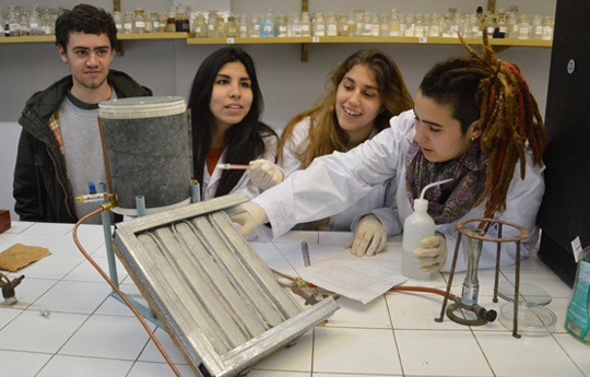 Alumnos platenses crean un calefón solar solidario