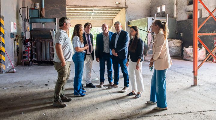 Autoridades del CONICET recorrieron en Crespo una planta que produce ladrillos PET con tecnología desarrollada por el organismo