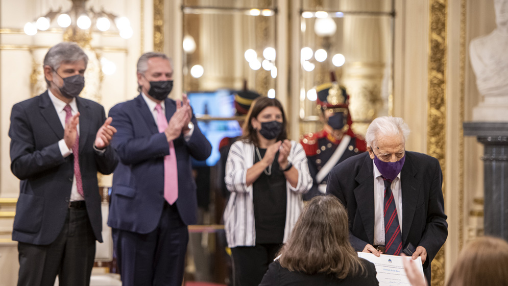 El Presidente entregó la Distinción Investigador/a de la Nación Argentina  2021 al científico Daniel Raúl Bes por su extensa carrera en física nuclear  | CONICET