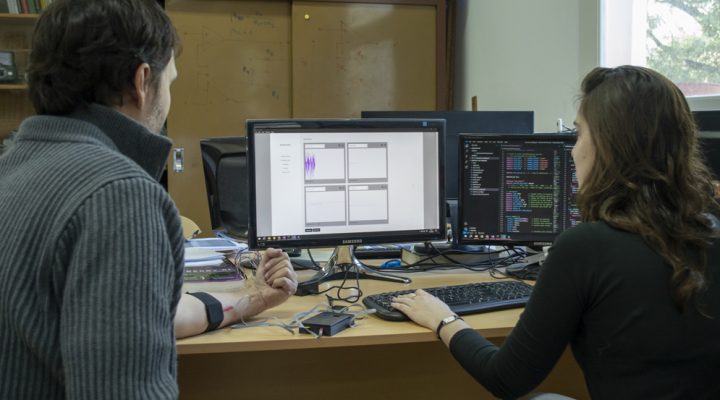Optimizan un equipo que convierte señales del corazón y de los músculos en contenido multimedia
