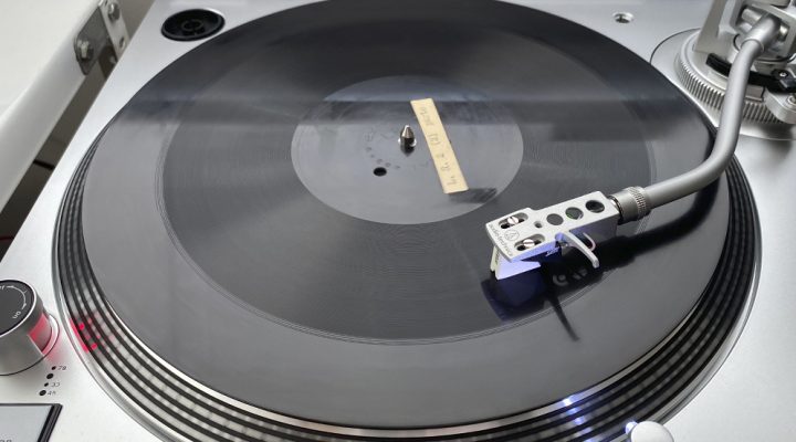 Un equipo del CONICET desarrolló una formulación química que permite restaurar documentos sonoros analógicos más rápido y sin dañarlos